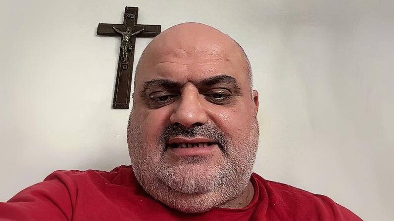 Homem de 45 anos foi esfaqueado no pescoço (Foto: Reprodução)