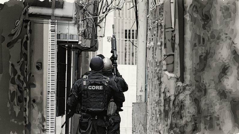 Policiais durante ação em uma favela (Foto: Reprodução)