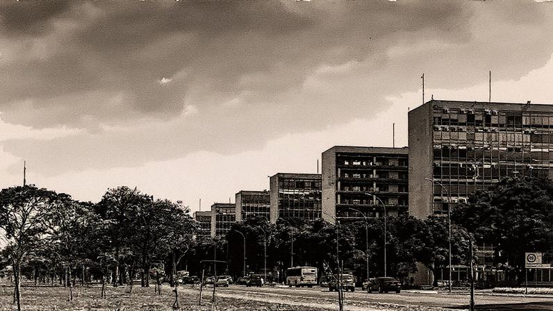 Esplanada dos Ministérios em Brasília, com edifícios governamentais ao fundo (Foto: Reprodução)