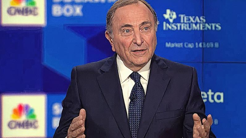 Gary Bettman, comissário da NHL, fala no programa Squawk Box da CNBC (Foto: Reprodução)