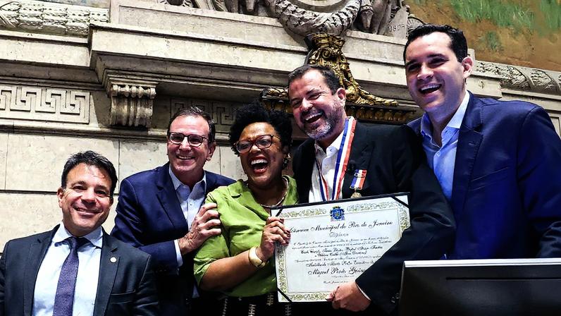 Miguel Pinto Guimarães recebe a Medalha Pedro Ernesto na Câmara de Vereadores do Rio (Foto: Reprodução)