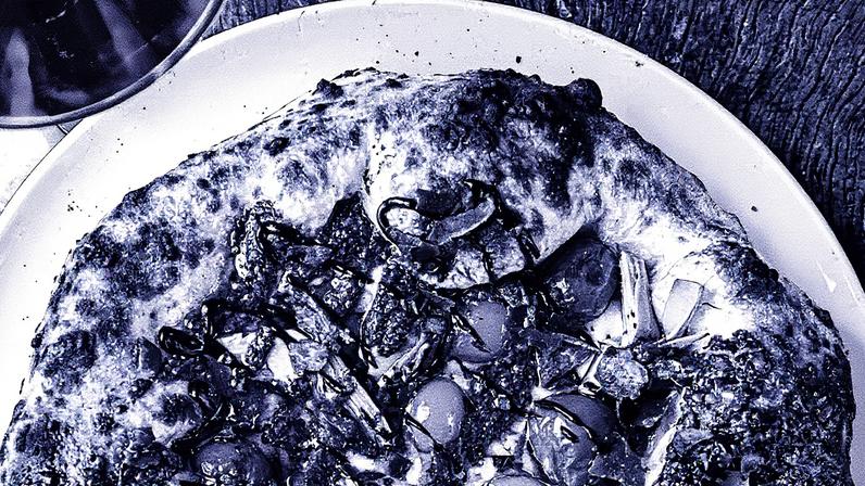 Pizza de carciofi e prosciutto servida em uma pizzaria (Foto: Reprodução)