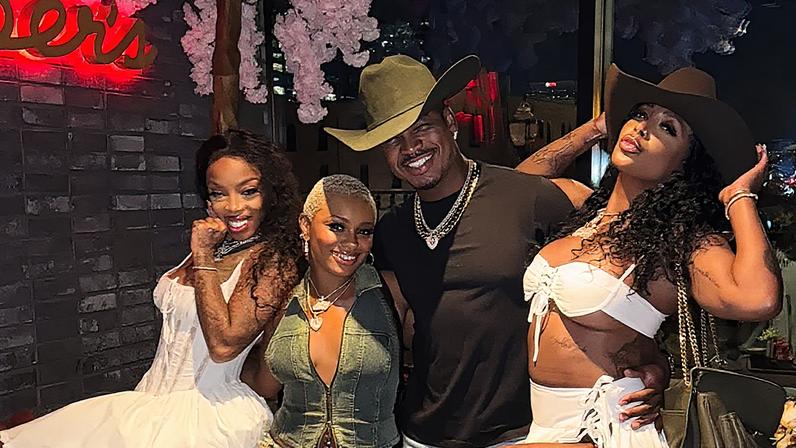 Ne-Yo posando com três de suas quatro companheiras (Foto: Reprodução)