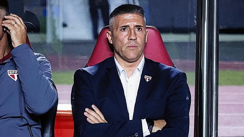 Hernán Crespo, técnico do São Paulo, sentado no banco de reservas do Morumbi (Foto: Reprodução)