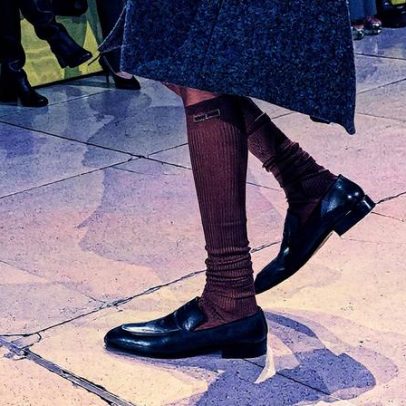 Sapatos e meias coloridas dominam as passarelas como tendência fashion