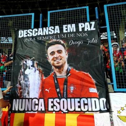 Portugal presta homenagem a Jota com bandeira e minuto de silêncio em partida