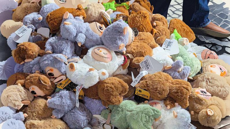 Labubus são vendidas na calçada (Foto: Reprodução)