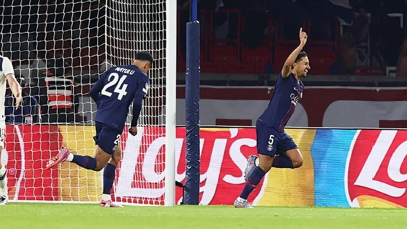 Kvaratskhelia e Marquinhos comemoram após marcar para o PSG em partida contra a Atalanta (Foto: Reprodução)