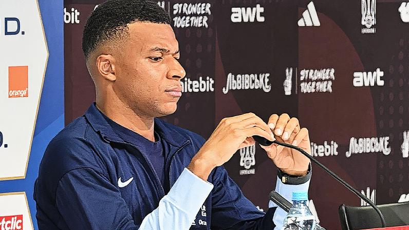 Kylian Mbappé durante entrevista coletiva da seleção da França (Foto: Reprodução)