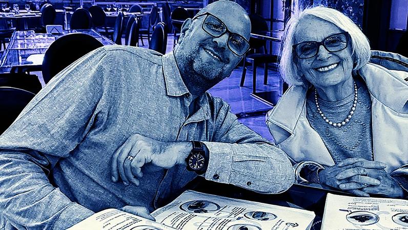 Jorge Heller e sua mãe, Haydee, em frente à unidade de um condomínio para idosos de alta renda (Foto: Reprodução)