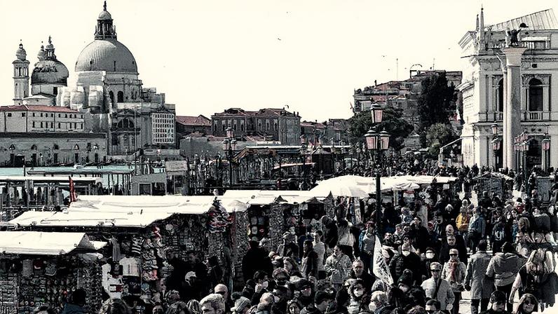 Veneza, uma das cidades mais visitadas do mundo, enfrenta desafios relacionados ao turismo de massa (Foto: Reprodução)
