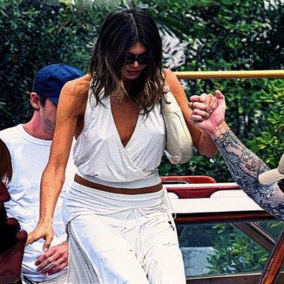 Kaia Gerber brilha no Festival de Veneza com saia branca usada por Bella Hadid