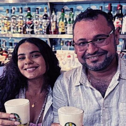 Bella Campos celebra a chegada do fim de semana em bar tradicional do Rio