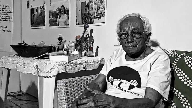 Dona Prazeres, parteira com mais de 60 anos de experiência, já ajudou a trazer mais de 5 mil bebês ao mundo (Foto: Reprodução)