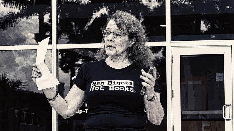 Professora de história da arte participa de protesto contra a ICE (Immigration and Customs Enforcement) (Foto: Reprodução)