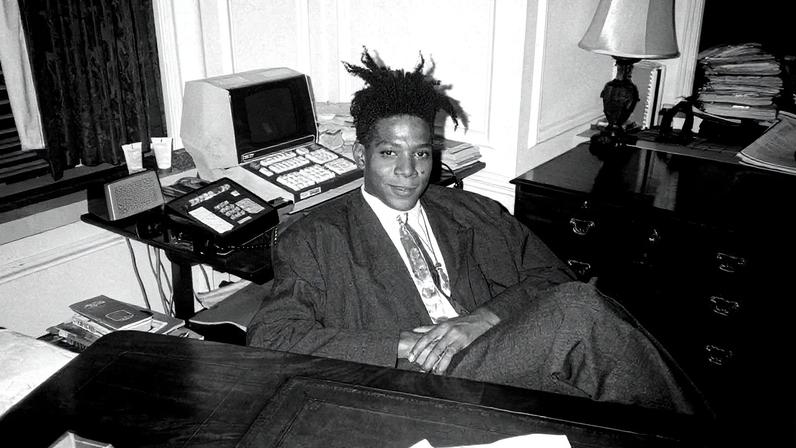Jean-Michel Basquiat em uma festa surpresa de aniversário para Susanne Bartsch no Rainbow Roof, no escritório de Steven Greenberg, 30 Rockefeller Plaza, em 19 de setembro de 1985 (Foto: Reprodução)