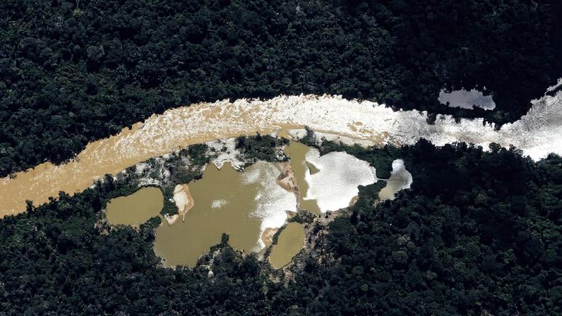 Rio contaminado pela ação do garimpo ilegal na terra indígena Yanomami (Foto: Reprodução)
