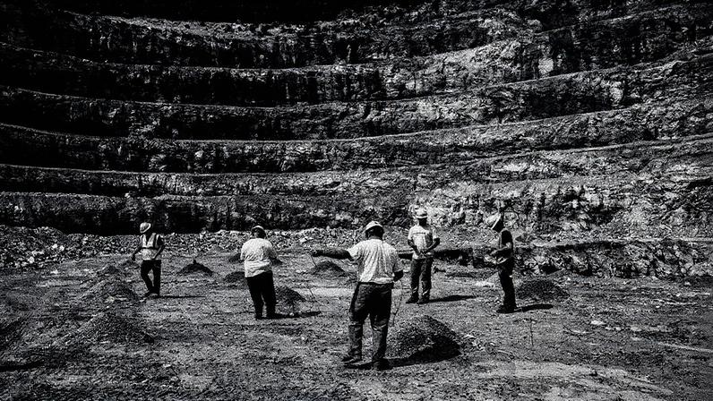 Trabalhadores conectam fios antes de uma explosão planejada em uma pedreira na Virgínia, enquanto empresas buscam alternativas ao TNT para extração de materiais (Foto: Reprodução)
