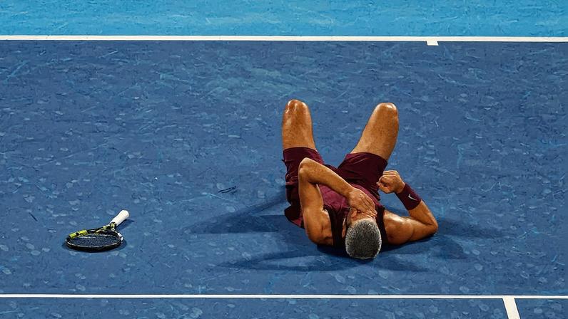 Jogador se contorce no chão após torcer o tornozelo (Foto: Reprodução)