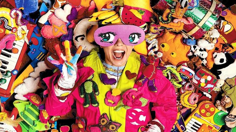 Adriana Partimpim interage com seus brinquedos (Foto: Reprodução)