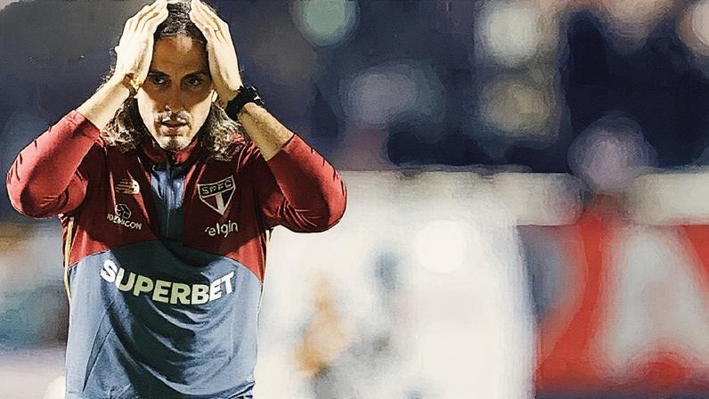 Zubeldía leva a mão à cabeça durante partida entre São Paulo e Talleres (Foto: Reprodução)