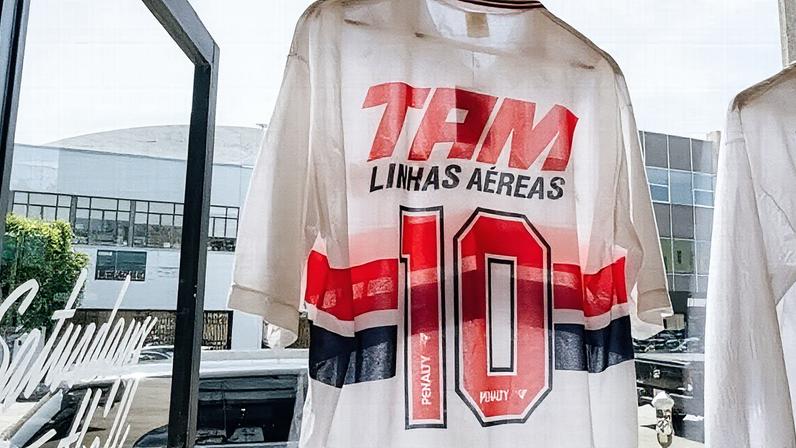 Jimmy Butler expressou o desejo de jogar no Flamengo após sua saída da NBA. Camisa utilizada em 1993/94 por Leonardo no Tricolor Paulista (Foto: Reprodução)