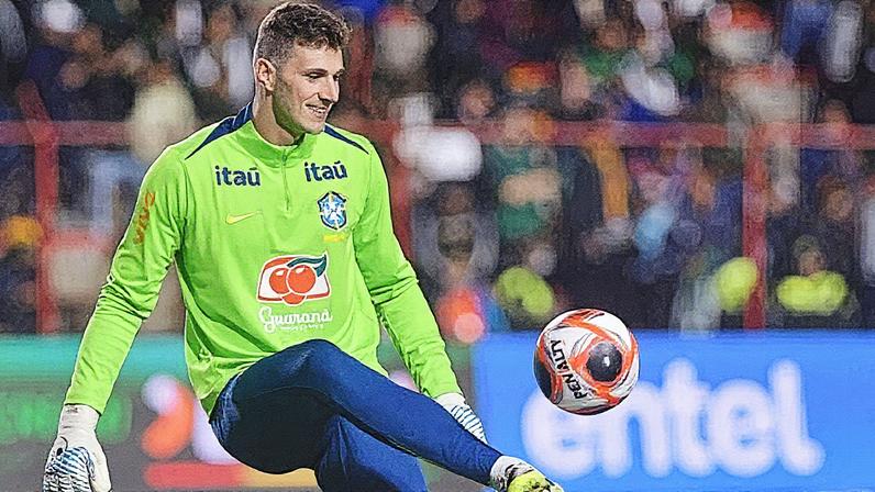 Bento, goleiro da seleção brasileira, aquece antes da partida contra a Bolívia em El Alto (Foto: Reprodução)