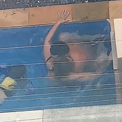 Casal é notificado após ato sexual em piscina na frente de criança; polícia investiga