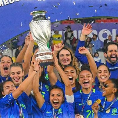 Mulheres conquistam direito de jogar futebol em igualdade com os homens