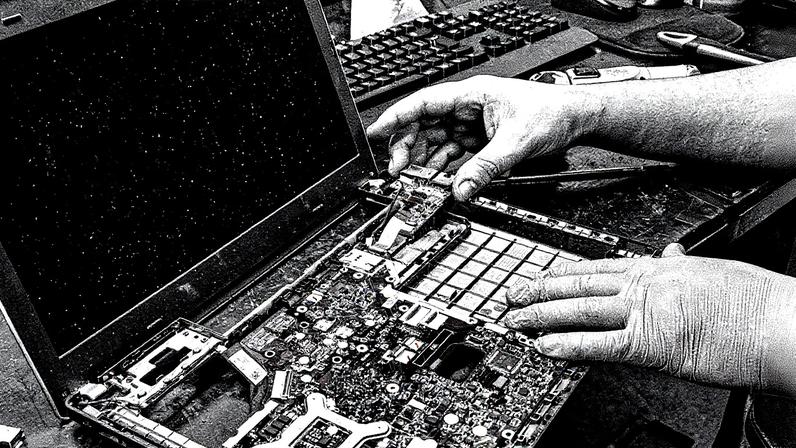 Computador sendo consertado por um técnico (Foto: Reprodução)