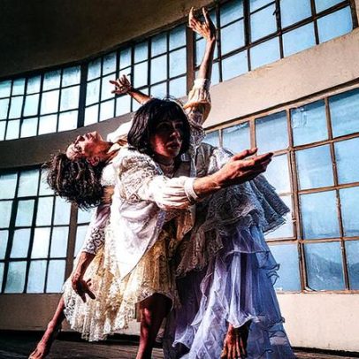 Dança contemporânea explora a histeria em espetáculo inovador e provocativo