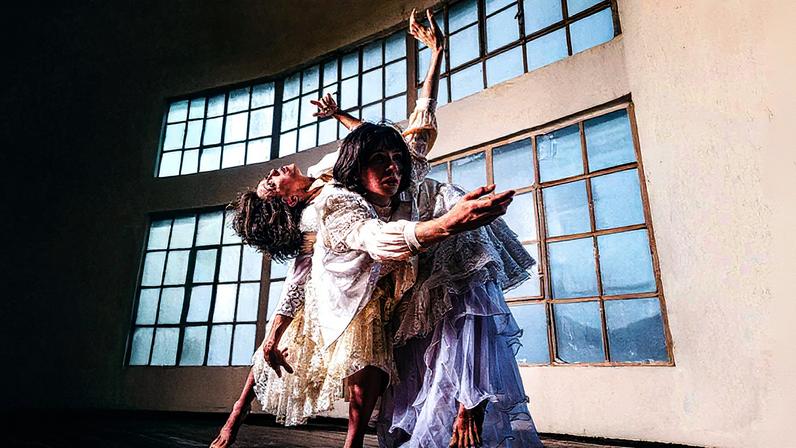 Bailarinas se inspiram em mulheres do século XIX e expressam sintomas de loucura através do movimento (Foto: Reprodução)