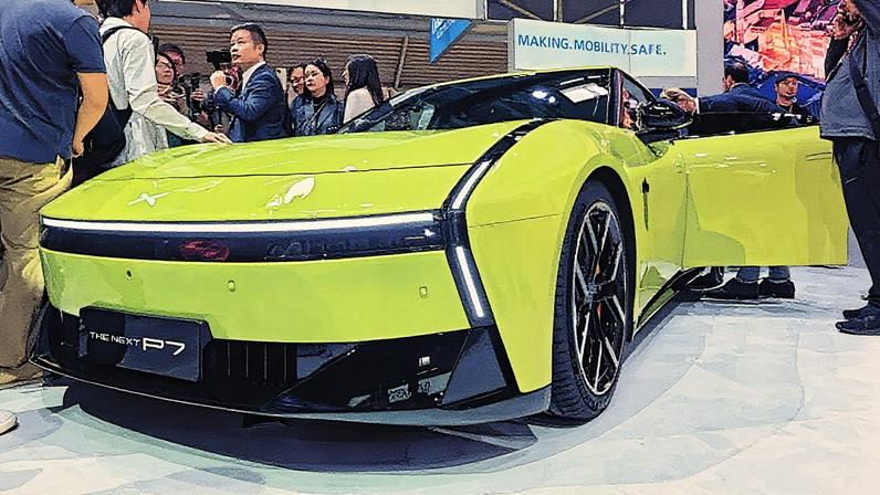 CEO da Xpeng, He Xiaopeng, fala com repórteres no estande da montadora de carros elétricos durante o Salão do Automóvel IAA em Munique, Alemanha (Foto: Reprodução)