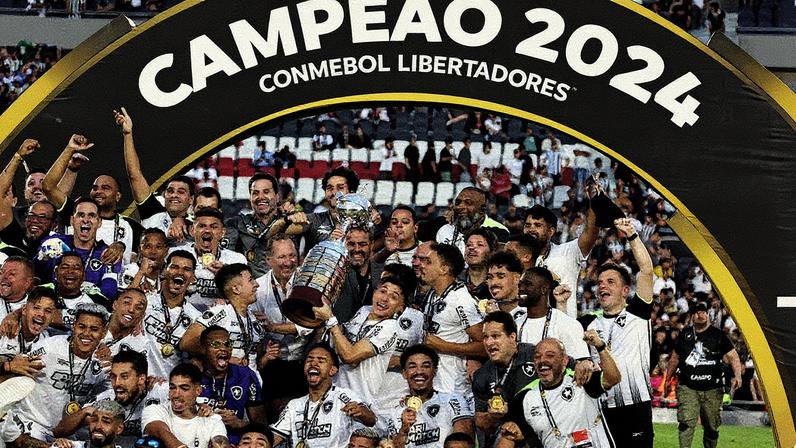 Equipe do Botafogo recebe a taça de campeão da Libertadores (Foto: Reprodução)