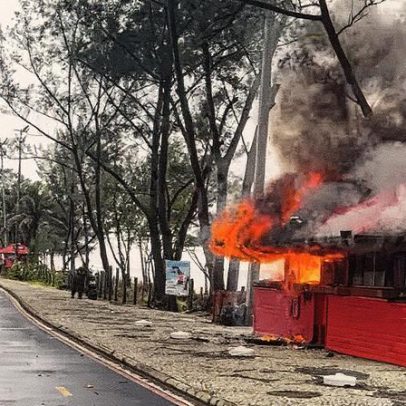 Quiosque no Recreio pega fogo e gera fumaça visível a quilômetros de distância
