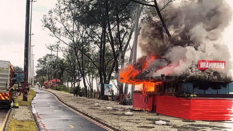Populares se mobilizam para controlar incêndio antes da chegada dos bombeiros no Recreio (Foto: Reprodução)