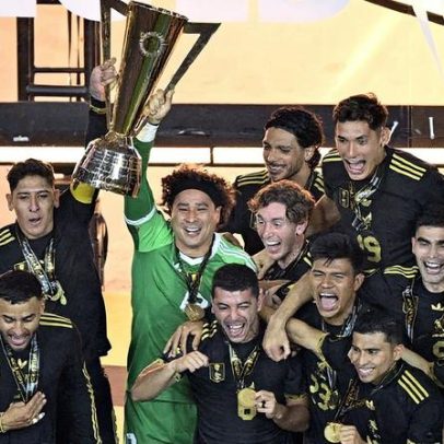 O goleiro Ochoa abandona clube ao sair para pegar café antes de assinar contrato