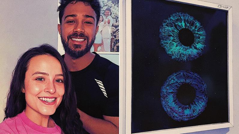 Larissa Manoela exibe um detalhe curioso da decoração de sua mansão ao lado de André Luiz Frambach (Foto: Reprodução)