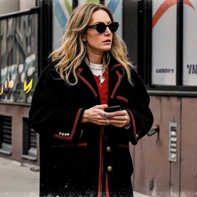 Sapatos Mary Jane sem salto dominam o estilo com vestidos e jeans em 2025