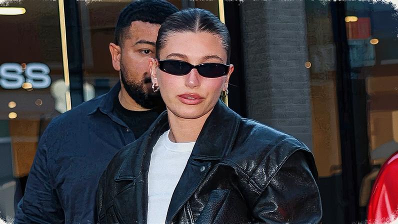 Hailey Bieber com um visual moderno inspirado nos anos 70, usando brilho e estilo contemporâneo (Foto: Reprodução)