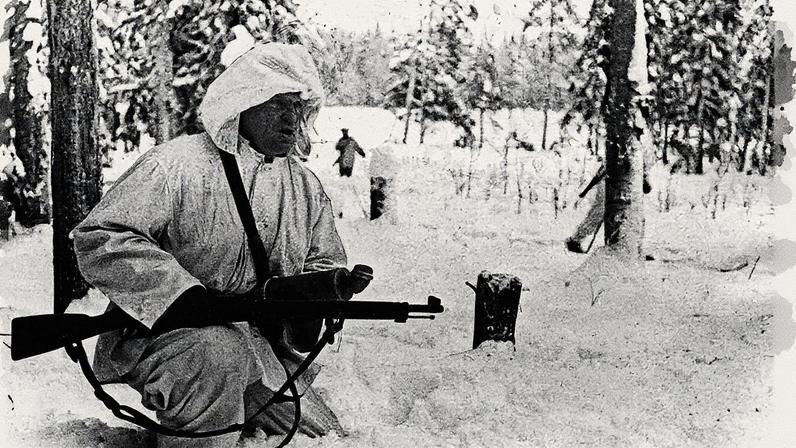 Defensor finlandês próximo à linha de frente durante a Guerra de Inverno entre a Finlândia e a União Soviética no início de 1940 (Foto: Reprodução)