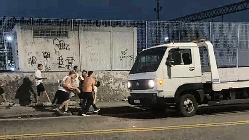 Membros da Força Jovem Vasco prestam socorro a homem baleado (Foto: Reprodução)