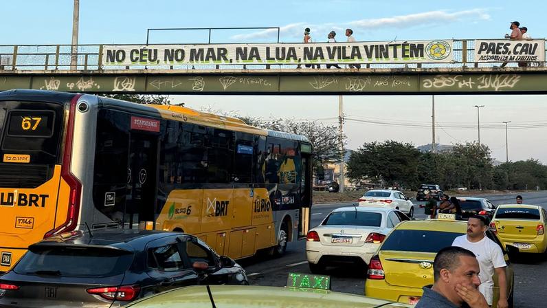 Faixa com verso do samba vencedor da Mocidade para 2026 estendida na Avenida Brasil (Foto: Reprodução)