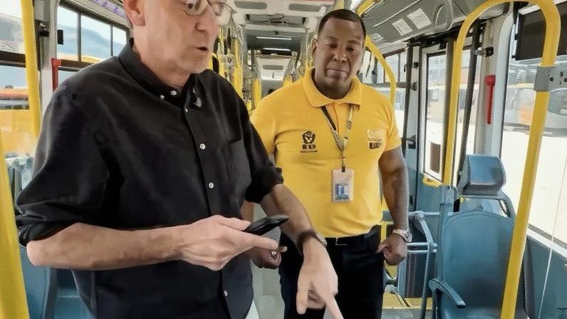 Passageiro mostra lixo dentro de um ônibus do BRT enquanto faz uma ligação (Foto: Reprodução)