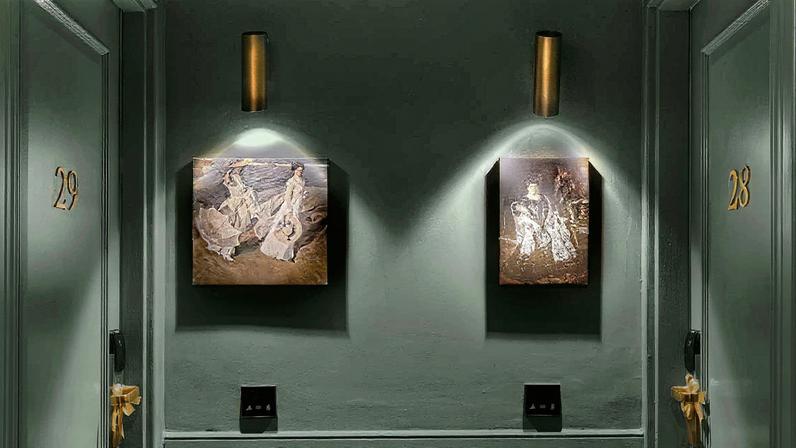 Obras de arte nos corredores do Hotel Maison Colbert em Paris (Foto: Reprodução)