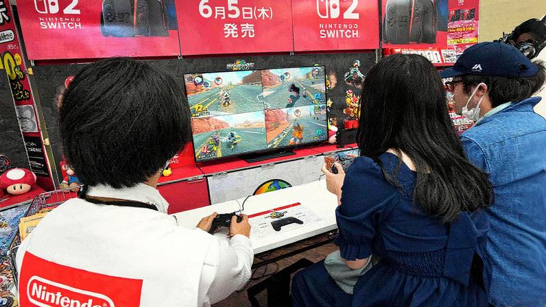 Jogadores experimentam o Switch 2, lançado pela Nintendo neste ano (Foto: Reprodução)