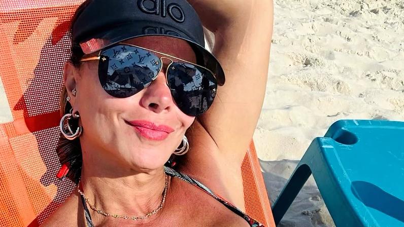 Viviane Araujo posa de biquíni após cirurgia (Foto: Reprodução)