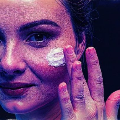 Rotinas de beleza simplificadas ganham destaque com menos produtos e mais eficácia