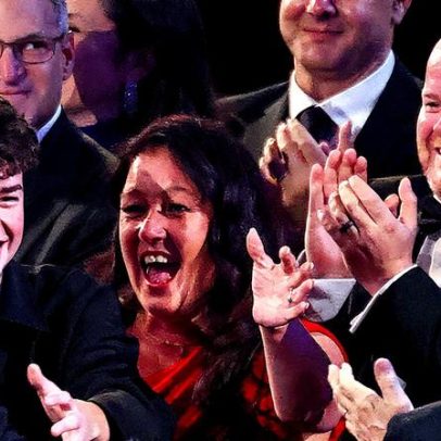 Ator de 15 anos conquista Emmy e emociona família com vitória histórica