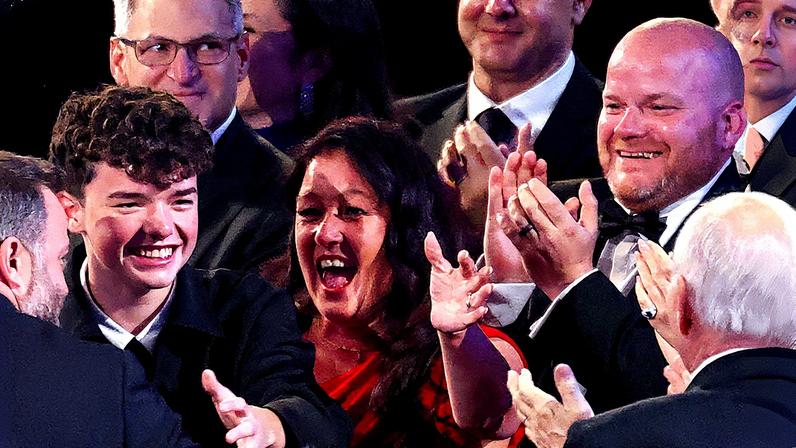 Owen Cooper está ao lado de seus pais, Andy Cooper e Noreen Cooper, após receber o prêmio Emmy de 2025 na categoria de Melhor Ator em Minissérie, Série Antológica ou Filme Televisivo, por Adolescência (Foto: Reprodução)